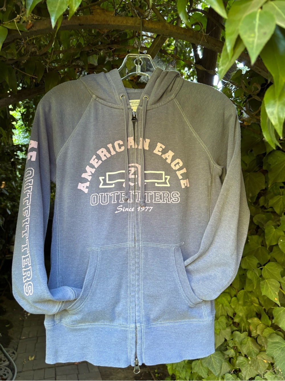 American Eagle Zip-Up Drawstring Hoodie w/Pockets Size S/P. Great Condition!